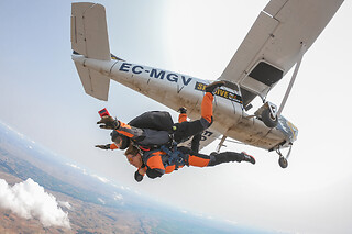 Un vuelo panorámico sobre la ciudad de León y caída libre para 1 en Skydive León en Chozas de Abajo (León)