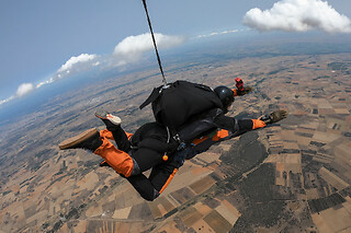 Un vuelo panorámico sobre la ciudad de León y caída libre para 1 en Skydive León en Chozas de Abajo (León)