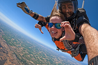 Un vuelo panorámico sobre la ciudad de León y caída libre para 1 en Skydive León en Chozas de Abajo (León)