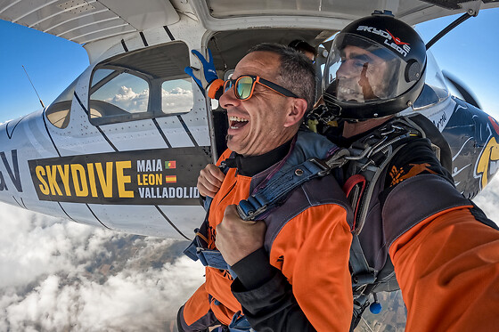 Un vuelo panorámico sobre la ciudad de León y caída libre para 1 en Skydive León en Chozas de Abajo (León)