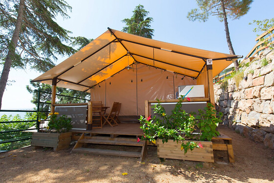 Dos noches con desayunos para 2 adultos y 2 niños en Tienda Victoria - Camping el Far en Calella (Barcelona)