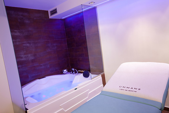 Un tratamiento facial con punta de diamante y vitamina C para 2 en Benestar Balmes en Barcelona
