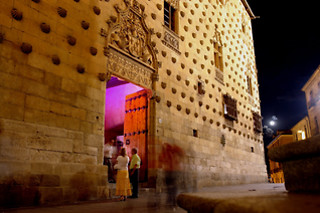 Visita nocturna de cuentos y leyendas con Salamanca iluminada en Salamanca