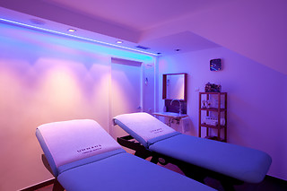 Un tratamiento facial con punta de diamante y vitamina C para 2 en Benestar Balmes en Barcelona