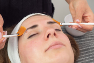 Un tratamiento facial flash luminosidad para 1 en Upsala Estética Avançada en Barcelona