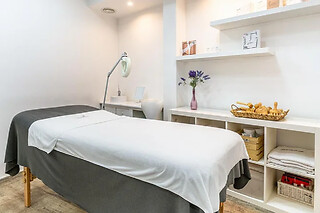 Un tratamiento facial flash luminosidad para 1 en Upsala Estética Avançada en Barcelona