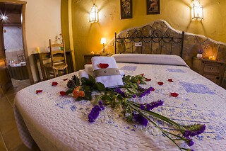 Dos noches en casa cueva suite con jacuzzi para 2 en Casas Cueva Cazorla en Hinojares (Jaén)