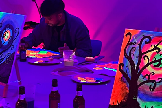 Una experiencia creativa de pintura neón y barra libre de cerveza para 2 en Craft & Beer en Madrid