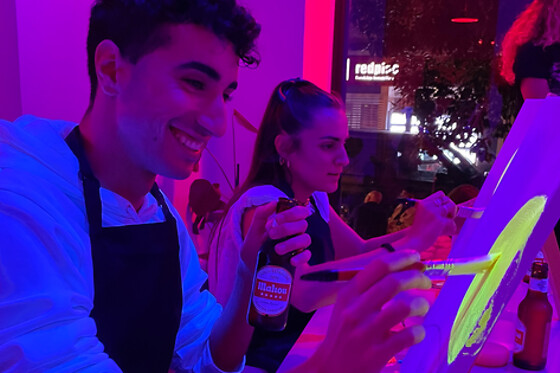 Una experiencia creativa de pintura neón y barra libre de cerveza para 2 en Craft & Beer en Madrid