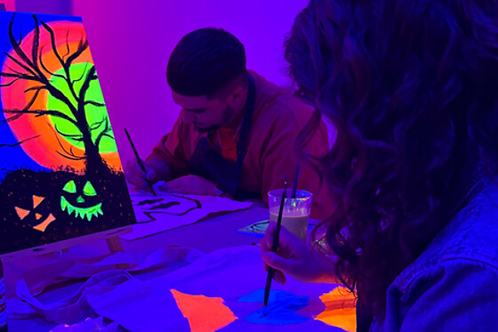 Una experiencia creativa de pintura neón y barra libre de cerveza para 2 en Craft & Beer en Madrid