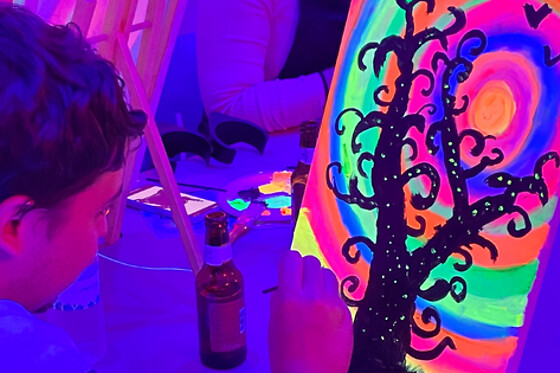 Una experiencia creativa de pintura neón y barra libre de cerveza para 2 en Craft & Beer en Madrid