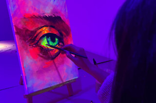 Una experiencia creativa de pintura neón y barra libre de cerveza para 2 en Craft & Beer en Madrid