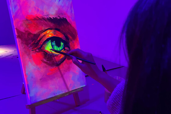 Una experiencia creativa de pintura neón y barra libre de cerveza para 2 en Craft & Beer en Madrid