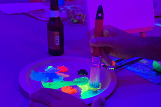 Una experiencia creativa de pintura neón y barra libre de cerveza para 2 en Craft & Beer en Madrid
