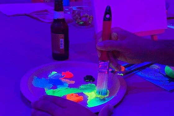 Una experiencia creativa de pintura neón y barra libre de cerveza para 2 en Craft & Beer en Madrid