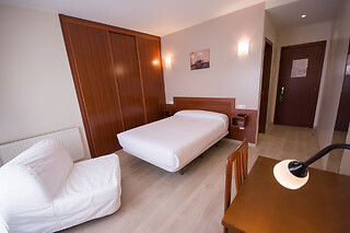 Una noche en habitación triple con desayuno para 3 en U Hotel Darío Lugo** en Lugo