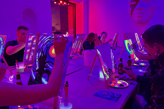 Una experiencia creativa de pintura neón y barra libre de cerveza para 2 en Craft & Beer en Madrid