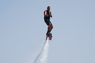 Viaje en zodiac hasta la zona de la actividad y vuelo en flyboard en Torrevieja (Alicante)