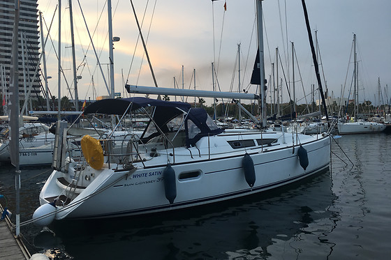 Paseo privado en velero en Barcelona