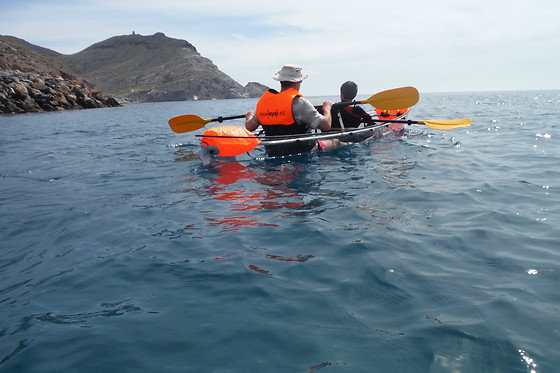 Una ruta en kayak para 1 en Clear Kayak en Nijar (Almería)