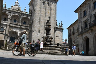 Dos noches en albergue con transporte de mochilas, free tour, dossier y vieiras peregrinas para 2 en Camino Compostela en Santiago de Compostela