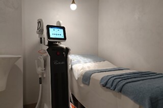 Un tratamiento facial personalizado con aparatologia avanzada para 1 en Onda Advanced Aesthetics en Marbella (Málaga)