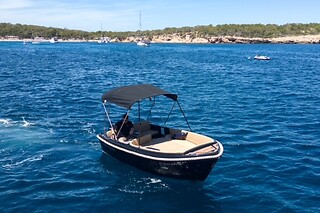 Un alquiler de un barco para 2 en Black Boats Ibiza en Ibiza