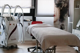 Un masaje ayurveda para 1 en Área de Salut i Estética Cuida´t en Sabadell (Barcelona)