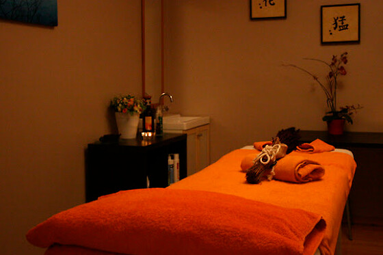 Un masaje ayurveda para 1 en Área de Salut i Estética Cuida´t en Sabadell (Barcelona)
