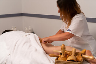 Un masaje ayurveda para 1 en Área de Salut i Estética Cuida´t en Sabadell (Barcelona)