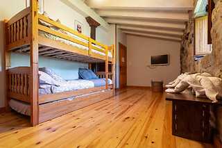 Una noche en cabaña para 2 adultos y 2 niños en Cabaña Pasiega Las Suertes en San Pedro del Romeral (Cantabria)