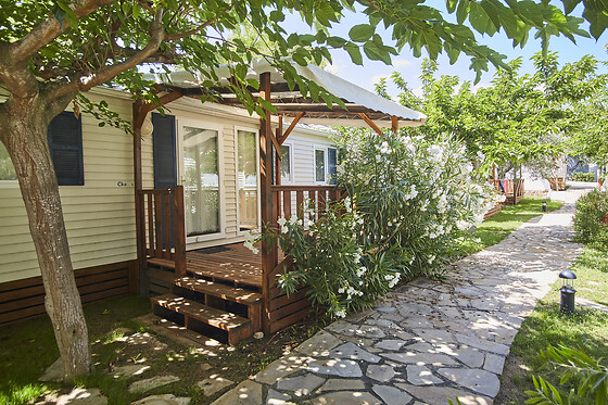 Una noche con desayuno en cabaña para 2 en Alannia Costa Dorada en Almadrava (Tarragona)