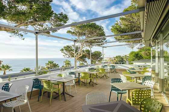 Una noche con desayuno en cabaña para 2 en Alannia Costa Dorada en Almadrava (Tarragona)
