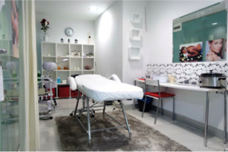 Cuatro sesiones de presoterapia adelgazante y una recolocación lumbar para 2 en Studio reina beauty salón en Valencia