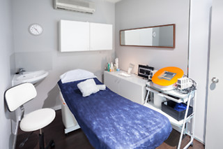 Un tratamiento facial con punta de diamante y vitamina C para 2 en Benestar Balmes en Barcelona