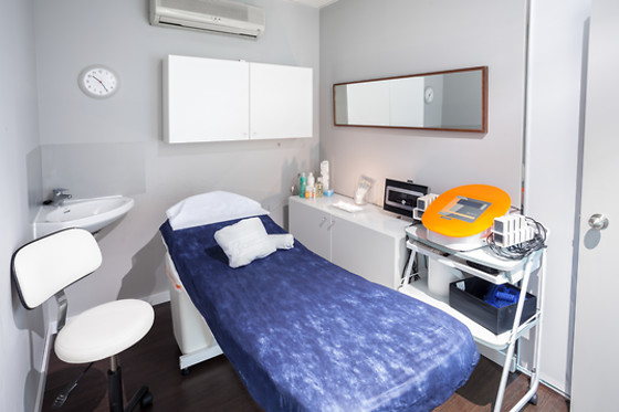 Un tratamiento facial con punta de diamante y vitamina C para 2 en Benestar Balmes en Barcelona