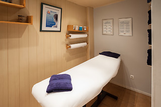 Un tratamiento facial con punta de diamante y vitamina C para 2 en Benestar Balmes en Barcelona
