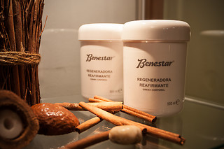 Un tratamiento facial con punta de diamante y vitamina C para 2 en Benestar Balmes en Barcelona