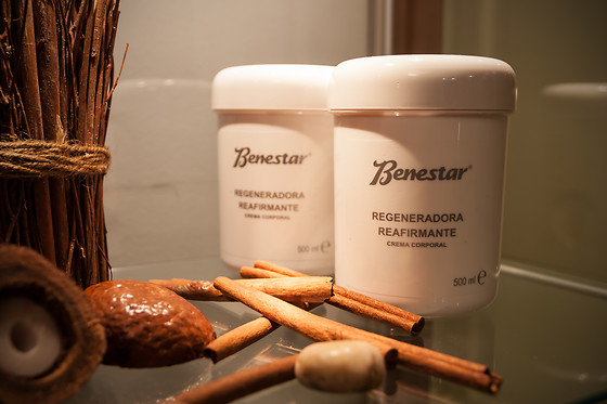 Un tratamiento facial con punta de diamante y vitamina C para 2 en Benestar Balmes en Barcelona