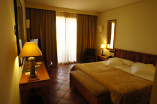 Dos noches con desayunos para 2 adultos y 1 niño en Hotel Cigarral El Bosque***** en Toledo
