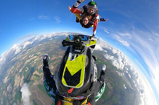 Un salto en paracaídas para 1 en I Jump Skydive en Casas de los Pinos (Cuenca)