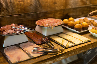 Una noche con desayuno, cena y detalle para 2 en Can Clotas Hotel Masía en Cistella (Girona)