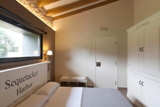 Una noche con desayuno, cena y detalle para 2 en Can Clotas Hotel Masía en Cistella (Girona)