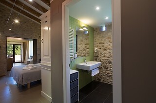 Una noche con desayuno, cena y detalle para 2 en Can Clotas Hotel Masía en Cistella (Girona)
