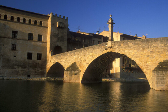 Una visita guiada a Valderrobres y una cata de productos para 2 en Turismo Matarraña en Valderrobres (Teruel)