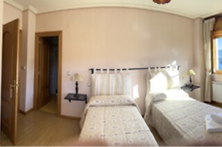 Dos noches con desayunos para 4 en Hotel Pico Espiguete** en Alba de los Cardaños (Palencia)