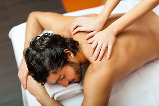 Un masaje de espalda con aromaterapia y un tratamiento facial para 1 en Belleza y masajes en Valencia