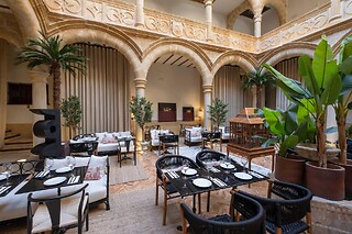 Dos noches con desayunos para 2 adultos y 1 niño en Hotel Palacio de los Salcedo**** en Baeza (Jaén)