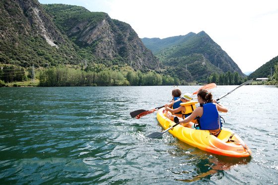 Canoa biplaza en Lago La Guingueta d'Aneu (Lleida)