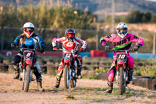 Curso de moto de marchas en asfalto en el circuito de Cheste (Valencia)